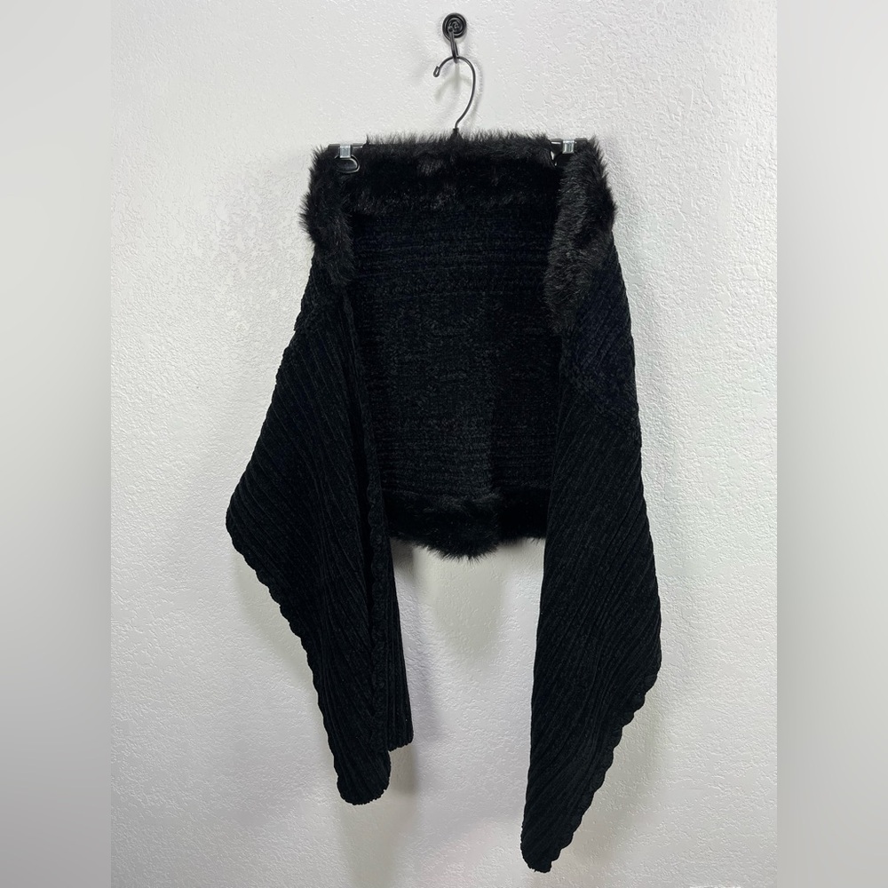 Elegant Black Women's Knit Cable Shawl Faux Fur Trim One Size Comfy Cozy Chic